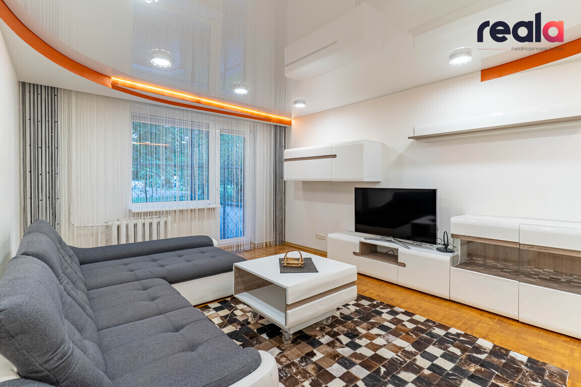 Nuomojamas 69.43 kv. m. tvarkingas butas Laisvės pr. Butas yra pirmame aukšte.