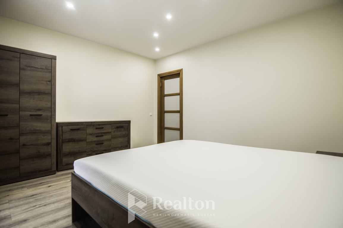 Nuomojamas 2 kambarių butas po kosmetinio remonto!-image-273546868