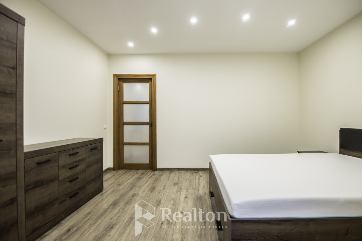 Nuomojamas 2 kambarių butas po kosmetinio remonto!-image-273546869