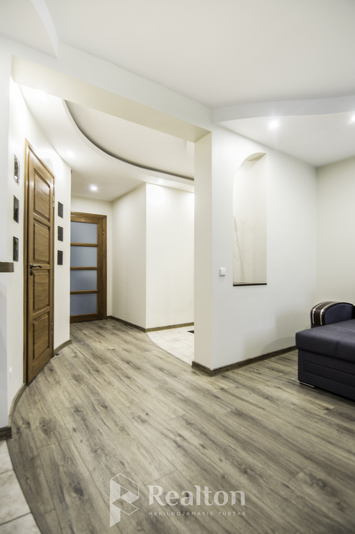 Nuomojamas 2 kambarių butas po kosmetinio remonto!-image-273546874