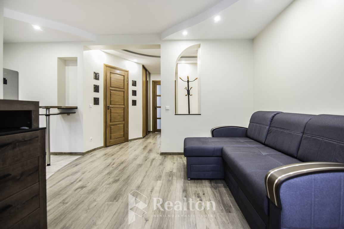 Nuomojamas 2 kambarių butas po kosmetinio remonto!-image-273546864