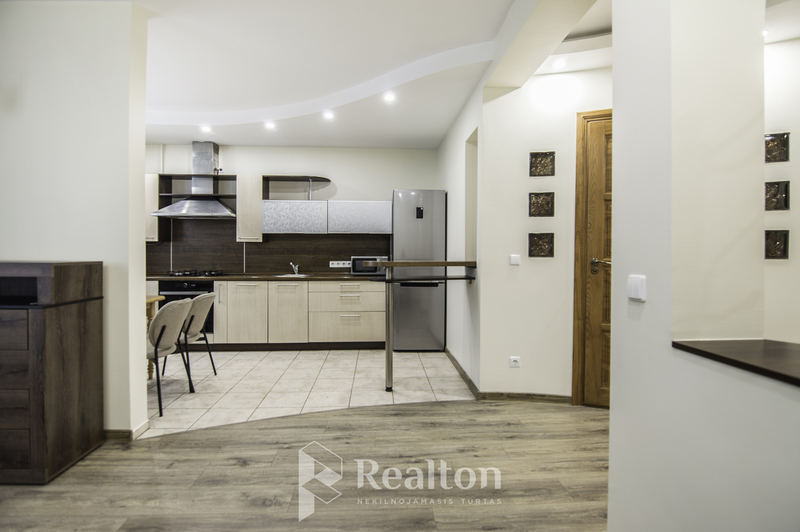 Nuomojamas 2 kambarių butas po kosmetinio remonto!-image-273546859