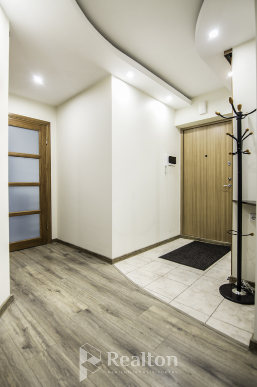 Nuomojamas 2 kambarių butas po kosmetinio remonto!-image-273546875