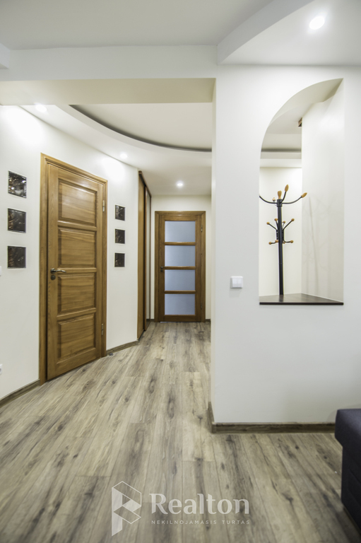 Nuomojamas 2 kambarių butas po kosmetinio remonto!-image-273546865