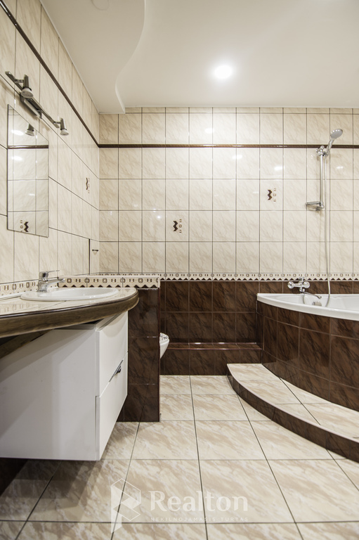 Nuomojamas 2 kambarių butas po kosmetinio remonto!-image-273546872