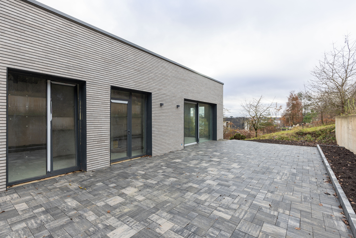 Namas šalia šlaito