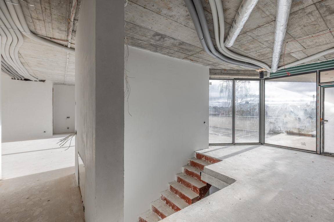 Namas šalia šlaito