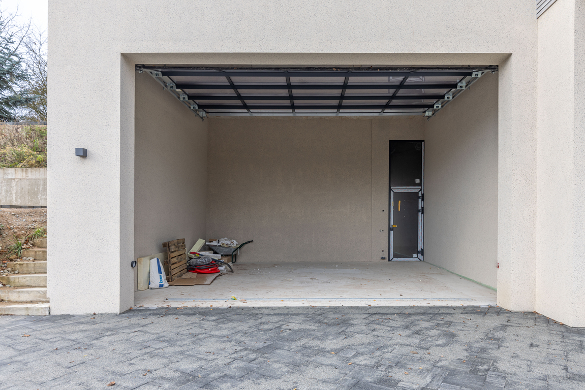 Namas šalia šlaito