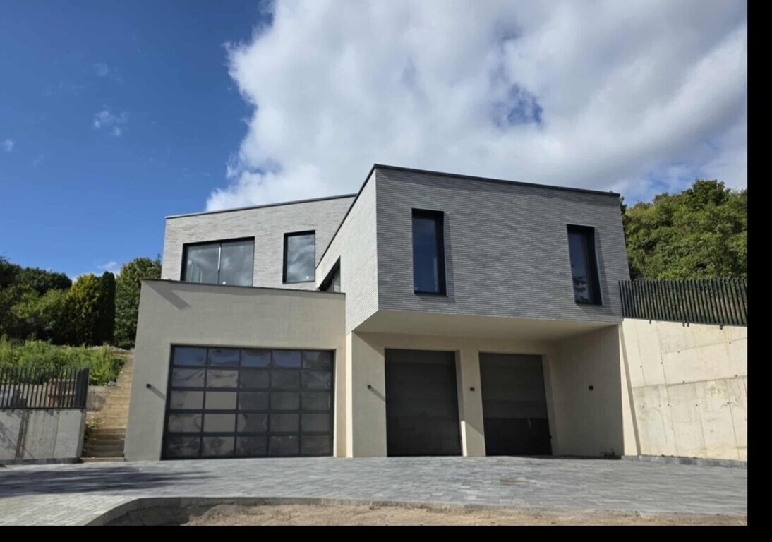 Namas šalia šlaito