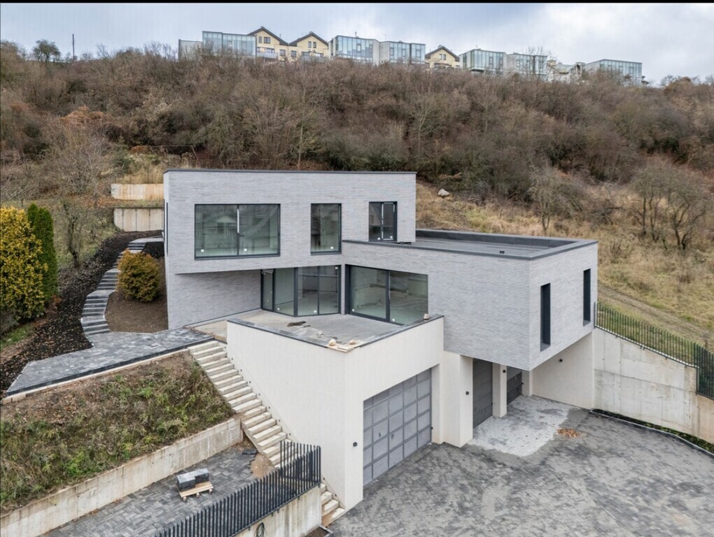 Namas šalia šlaito