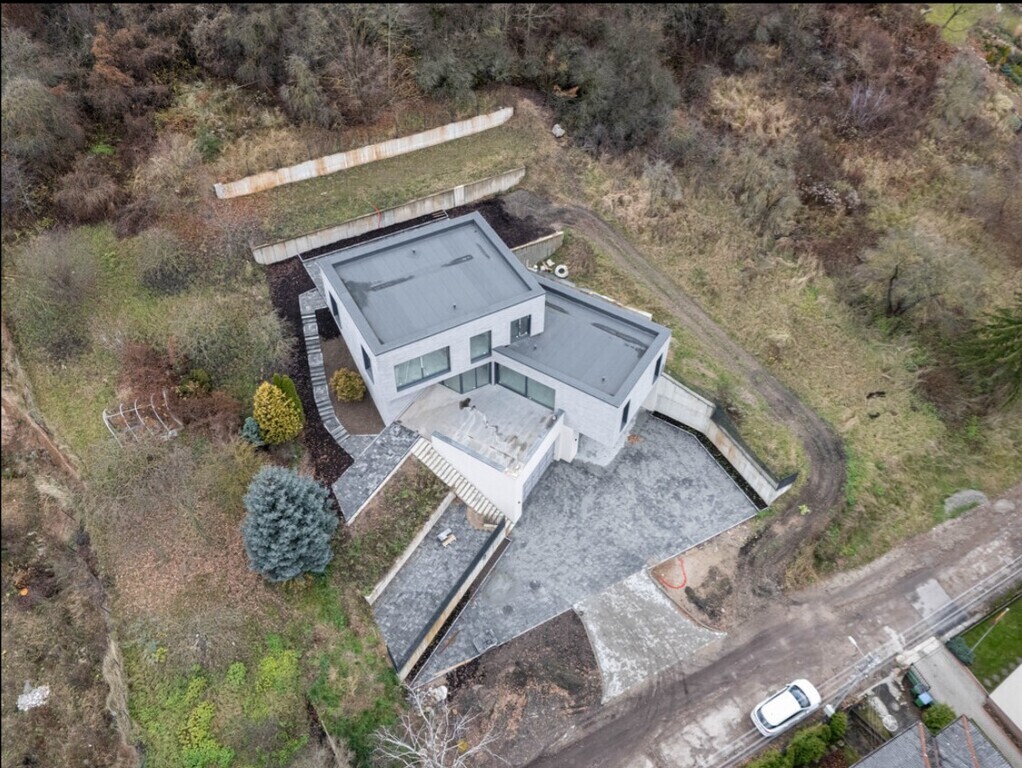 Namas šalia šlaito