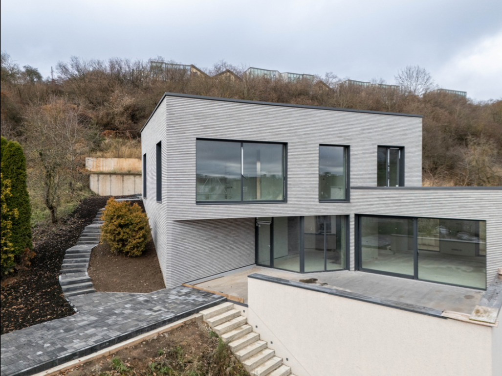 Namas šalia šlaito