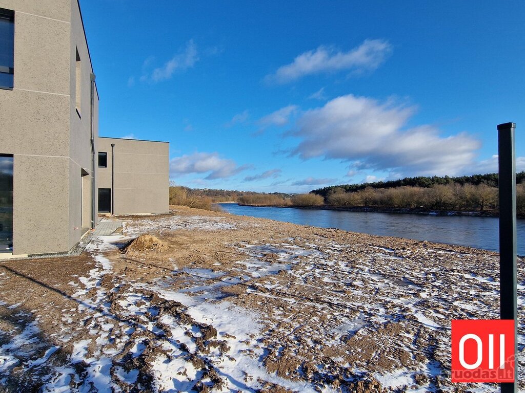 Naujas namas su garažu ant upės kranto Kaune