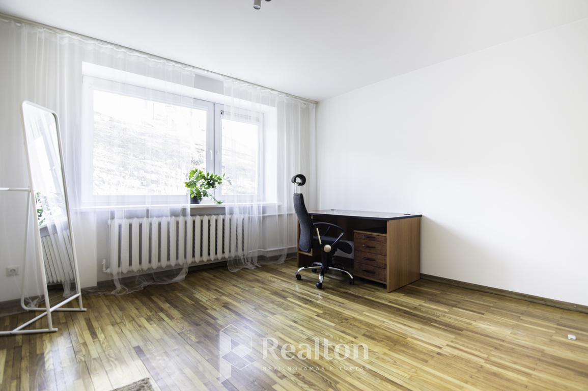 Nuomojamas 3 izoliuotų kambarių butas Senamiestyje!-image-285863359
