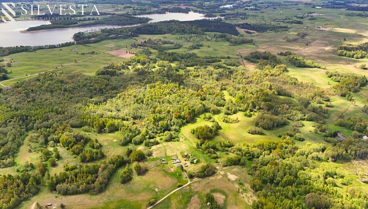 Parduodamas sklypas Janušiškių k., 580 a ploto, su mėdiniu namuku.