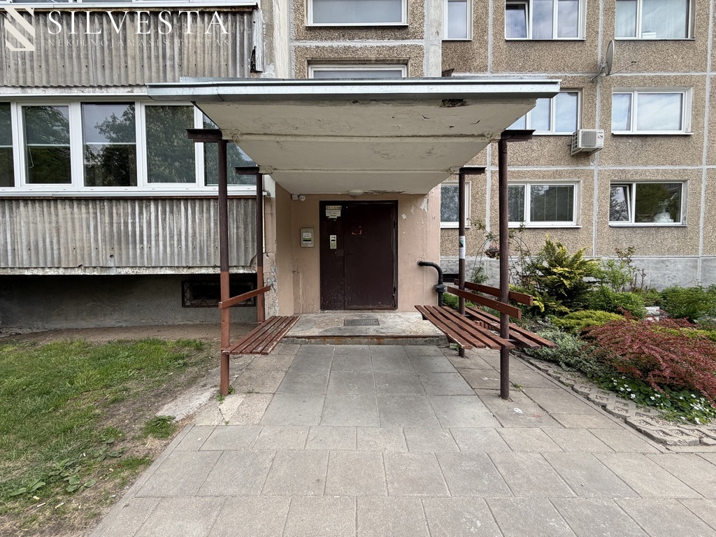 Parduodamas 1 kambario butas Naujemiestyje.