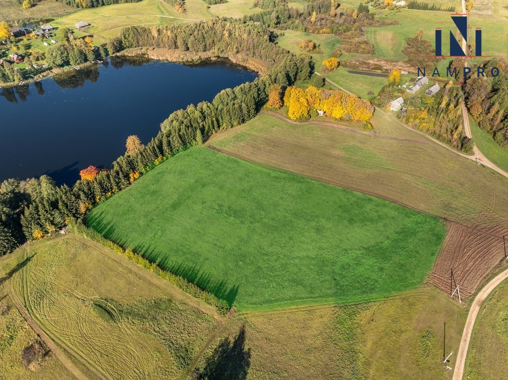 Ignalinos raj., Maksiūnų kaime, prie Prūdo ežero, parduodama 1/2 (1,75 ha) iš 3,5 ha sklypo dalis