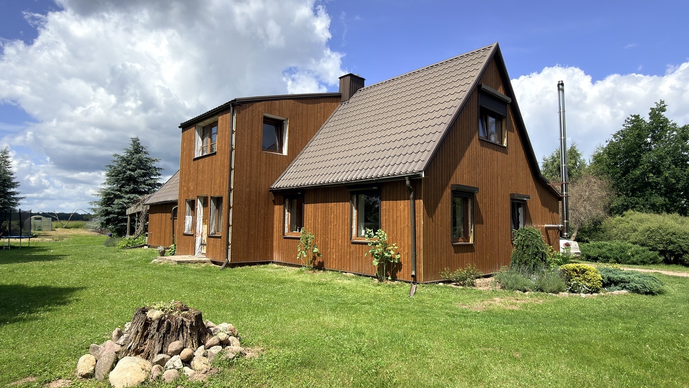 Rokiškio raj., Pakriaunio k., parduodama didelė sodyba su tvenkiniu, šilauogių ir smidrų ūkiu