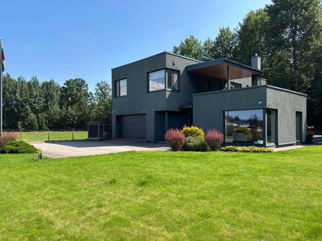 KAUNAS.MODERNIOS BAUHAUS ARCHITEKTŪROS NAMAS MIŠKO APSUPTYJE