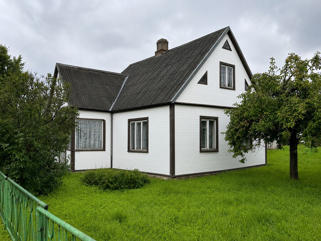 PARDUODAMAS GYVENAMASIS NAMAS SU ŪKINIU PASTATU 5,81 A SKLYPE, SODO G. 25, PAKRUOJO MIESTE