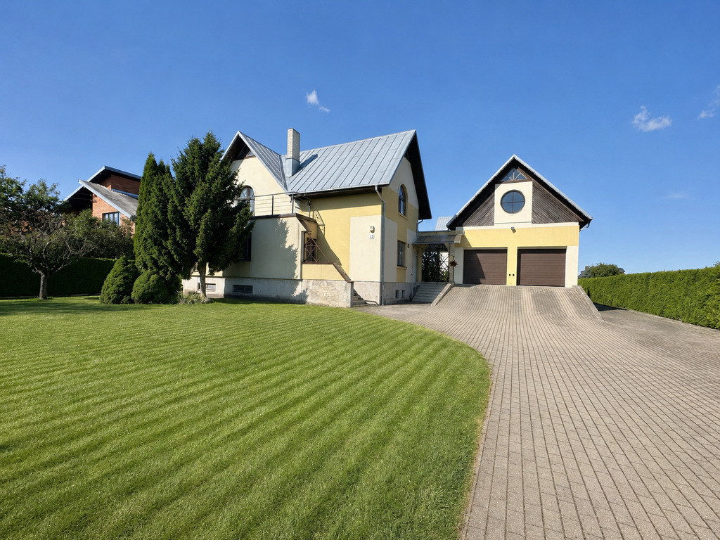 PANEVĖŽIO PRIEMIESTYJE, MOLAINIUOSE PRADUODAMAS GYVENAMASIS NAMAS SU GYVENIMUI PRITAIKYTAIS PASTATAIS 18,44 A SKLYPE