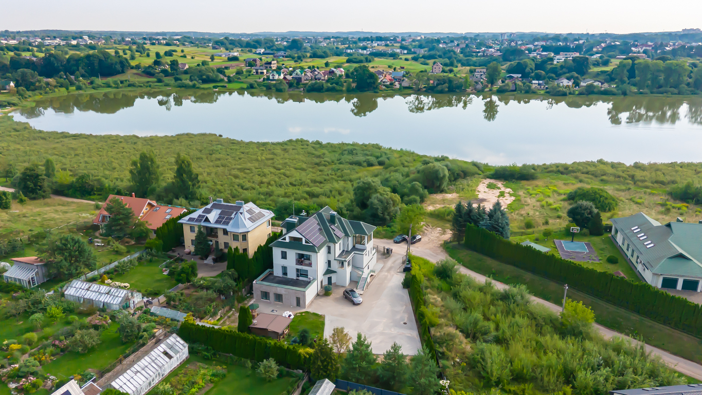Parduodama 80,57 m² namo dalis su privačiu 3,8 aro kiemu, dviem parkavimo vietomis, dviem rūsiais ir pavėsine su židiniu, ramioje Antažerių vietoje, šalia ežero.