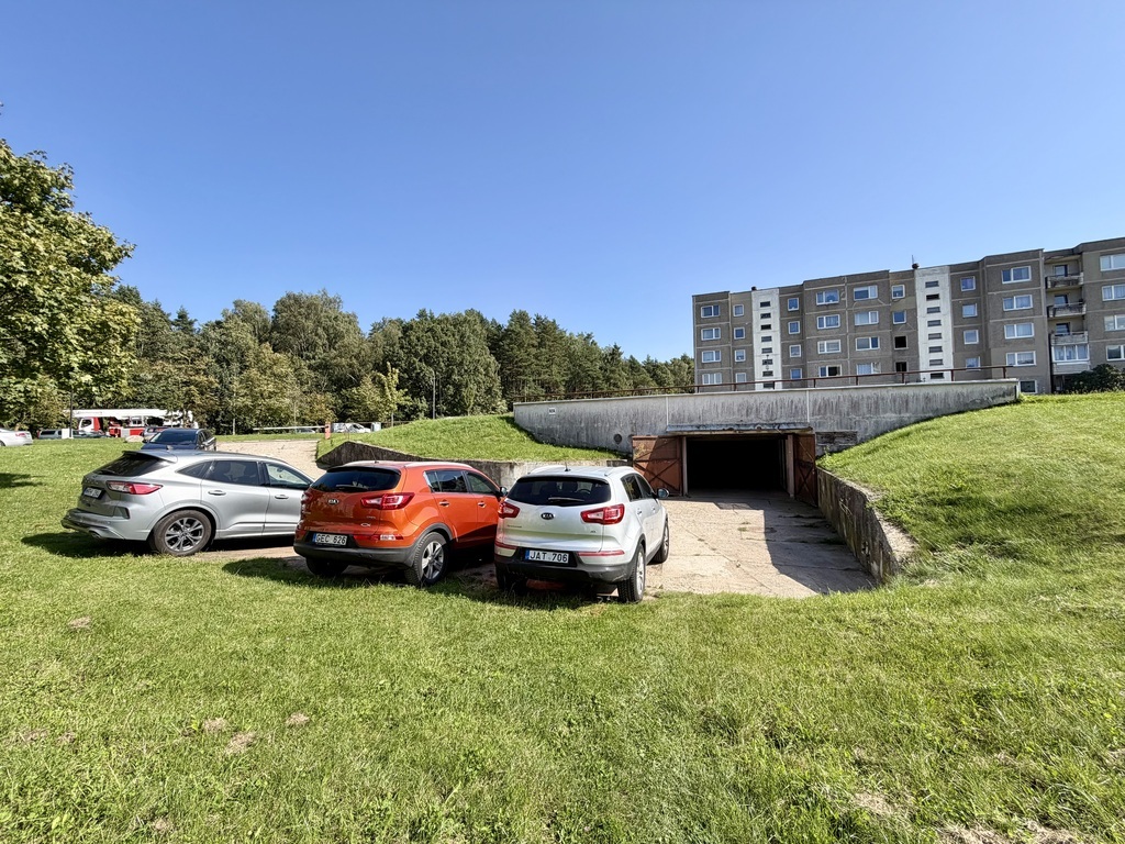 Parduodamas garažas su duobe  33.37 kv.m ploto bendro ploto, Liongino Baliukevičiaus Dzūko g.