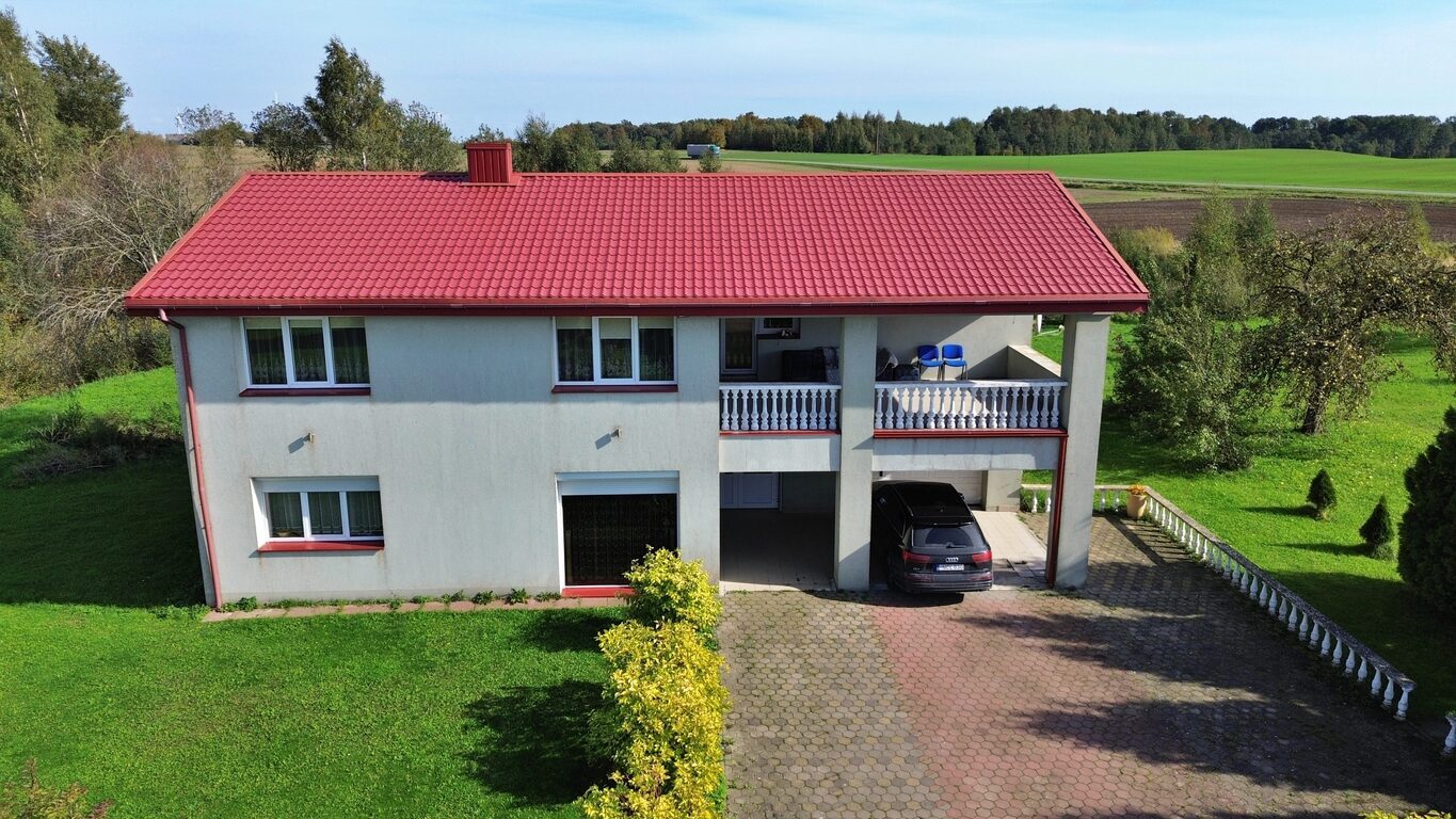 Ukmergės raj., Varkalių kaime, parduodamas 207,7 kv.m. namas su pirtimi ir trimis tvenkiniais